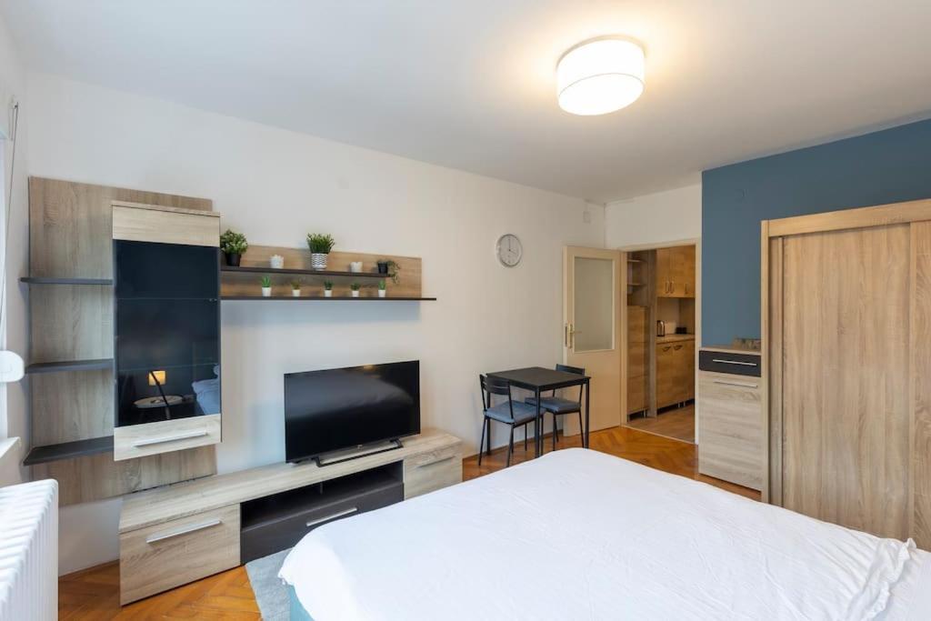 Apartment Center